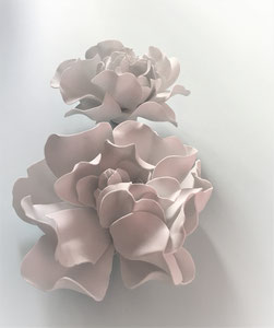 Création de fleurs en gomme EVA modelés et  ignifugée /atelier Maria Salvador