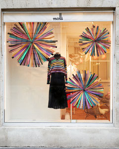 feux artificielles décoration en papier Pour Molli,  © atelier Maria Salvador. scénographie de C D Guit.