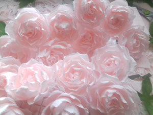 Création de roses en papier pour  une commande personnalisé décoration shabby chic 