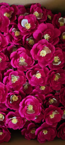 pétale doré fabrication de fleurs en papier crépon décoration,  créatrice Maria Salvador 