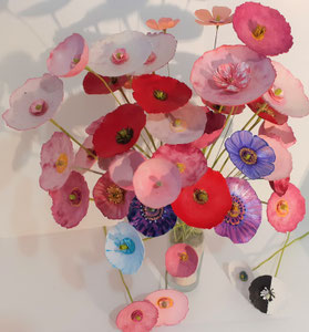 Bouquet  de fleurs en papier mâché, fabrication du papier recyclé.  Différentes techniques de teinture couleurs pastels et vivaces. 