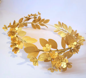 couronne de fleurs en papier doré