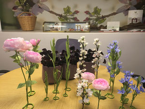 Décoration composition florale en papier, création sur demande, atelier Maria Salvador, roses, fleurs cerisier, fleur bourrage, réalisées en papier crépon teinté