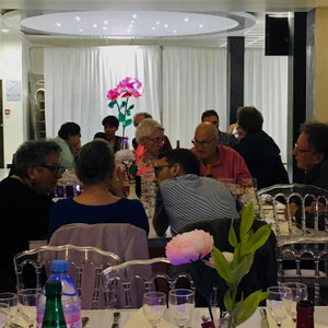 Décoration avec de fleurs en papier, compositions florales en papier crépon. Evénement-privé-Paris