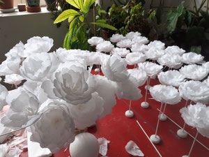 fleurs blanches en papier crépon grammage très légère, réalisation pour évènement mariage Paris France