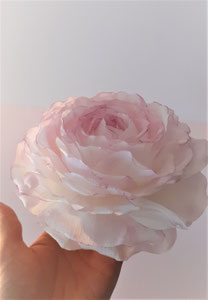 rose pivoine en papier sculpture floral, tonalité rose pale avec fuchsia 