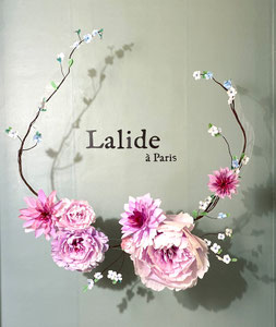 couronne de fleurs en papier, tonalité roses pastel et fuchsia 