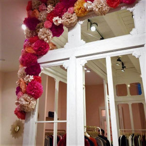 Création de fleurs en papier pour la décoration de vitrine pour Des petits hauts 