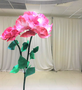 Décoration fleur géante en papier crépon. Evénement privé sur Paris, France
