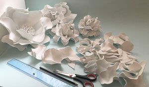Fleur en gomme EVA modelé avec la chaleur, atelier artisan créateur à Paris, fleurs artificielles un peu réelle un peu imagines 
