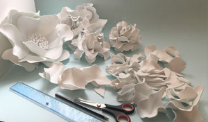 Fleur en gomme EVA modelé avec la chaleur, atelier artisan créateur à Paris, fleurs artificielles un peu réelle un peu imagines 