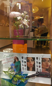 Décoration vitrine paris pour Dr. Hauschka -rose en papier crépon spécial fleuriste, atelier Maria Salvador.