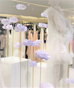Création fleurs géantes en papier cartonnée-Décoration pour Carine Gilson au Harrods à Londres centre commertial 
