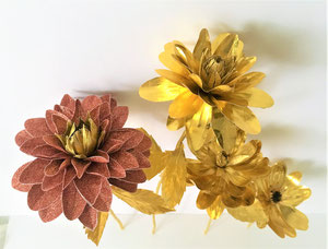fleur en papier brillant dorée et rose pailleté/réalisation entièrement découpé à la main 