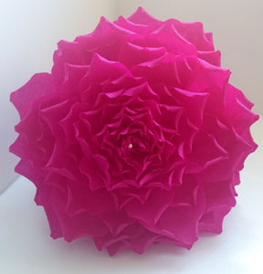 roses en papier crépon décoration  création atelier de fleurs en papier 