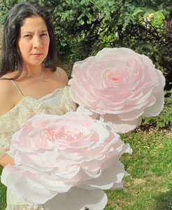 Rose géante en papier crépon couleur teinté-Paris Atelier Maria Salvador  décoration événementiel mariage Paris 