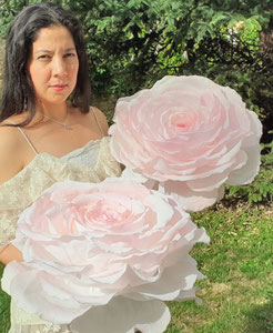 Rose géante en papier crépon couleur teinté-Paris Atelier Maria Salvador  décoration événementiel mariage Paris 