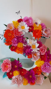 Composition floral , décoration lettre géante avec de fleurs en papier