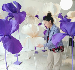 Maria Salvador, sculpture fleurs d'iris géantes en papier crépon, Paris France