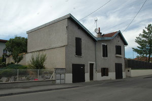La façade EST coté rue (avec 2 entrées Garage et la fenêtre de la chambre du RdC.