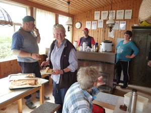 Schlemmen am Kuchenbuffet nach dem Kanuwandern