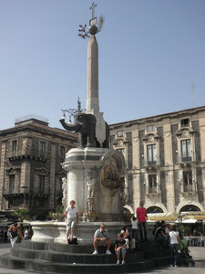 La fontaine de l'éléphant sur la piazza del duomo, qui rappelle celle du Bernin à rome.