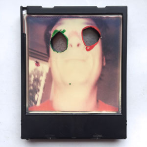 Mir ist so Augen machen 2012  Zeichnung, Scherenschnitt an Polaroid  11,5 x 9 x 1 cm