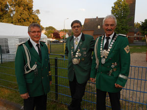 Bildmitte: Bezirksbundesmeister Dieter Woche, rechts: Bezirksschießmeister + König Rolf Krause