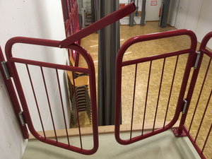 Podestgeländer mit Tor: Mehrzweckhalle Aegerten