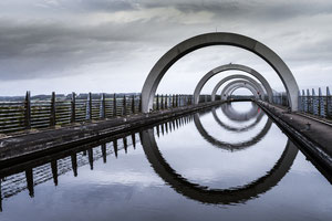 Weltweit einzigartig - "Falkirh wheel“. In der Konstruktion eines Riesenrats erinnernd, werden hier Schiffe in den ursprünglichen Kanal transportiert.