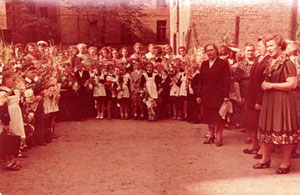Самая первая торжественная линейка в 35-й школе. 1 сентября 1954 года.
