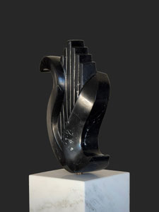 Fuga in steen - Structuur en beweging, symmetrie en contrapunt| marmer 26x17 cm op wit marmeren sokkel