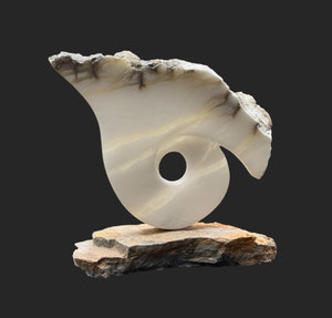 Music from within - albast op Italiaanse bergsteen (verkocht)
