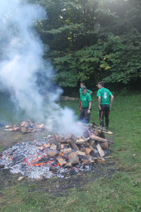 Les apprentis de la Ville préparent le feu pour les saucissons.