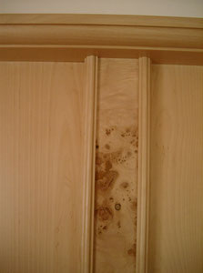 Eine Täfelung verleiht einem Raum etwas ganz Besonderes. Hier sehen Sie ein Muster, bei dem die Lisene (vertikale Wandverstärkung) aus einem schön gezeichneten Pappelholz stammt und mit Birke kombiniert ist.