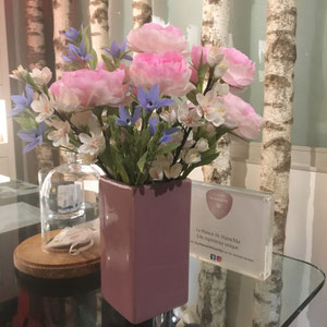 Composition floral personnalisée pour cosmétiques Dr. Hauschka. Maria Salvador artiste créateur des sculptures florales à Paris France