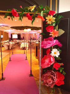 décoration arche de fleurs en papier, Maria Salvador, décoration évènementiel à l'hôtel Dream Castle, projet pour NS Groupe