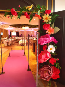décoration arche de fleurs en papier, Maria Salvador, décoration évènementiel à l'hôtel Dream Castle, projet pour NS Groupe