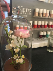 sculpture papier,bouquet dans une cloche, rose et petite branche cerisier 