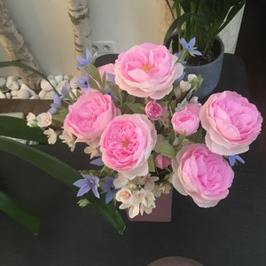 Bouquet de fleurs en papier crépon teintée. Artiste créateur de fleurs à Paris