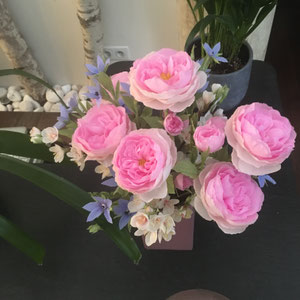 rose de damas, sculpture floral, touche couleur pastel 