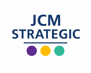 Logo JCM Strategic, identité visuelle pour société apporteuse d’affaires, installée dans l'Oise, BTP et agencement, aux couleurs violet, jaune et vert.