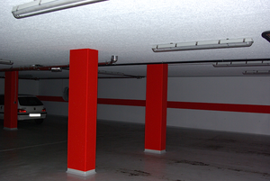 Tiefgaragenbeschichtung mit Warnmarkierungen