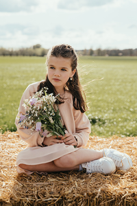 meisje met veldbloemen in de weide-communie-lentefeest-groeifeest-vormsel-portretfotografie-by Fotografils-Ilse Wagemakers-fotograaf in Essen