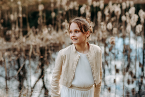 portret van meisje bij het water-lentefeest-vormsel-kinderfotografie-Fotografils-by Ilse Wagemakers- fotograaf-Kalmthout