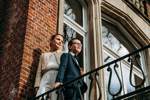 broer en zus poseren bij statig gebouw-lentefeest-communie-vormsel-groeifeest-kinderfotografie-Fotografils-by Ilse Wagemakers-fotograaf-Kalmthout