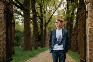 portret van wandelende jongen in een mooie groene laan-lentefeest-communie-vormsel-spontane kinderfotografie-Fotografils-by Ilse Wagemakers-fotograaf-Essen