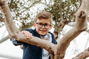 portret van jongen in een boom-lentefeest-communie-groeifeest-kinderfotografie-Fotografils-by Ilse Wagemakers-fotograaf-Wuustwezel