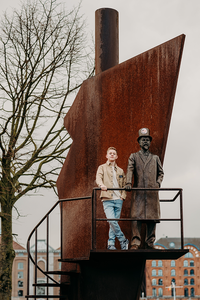 jongen poseert statig naast een standbeeld-vormsel-communie-lentefeest-portretfotografie-by Ilse Wagemakers-Fotografils-fotograaf-Antwerpen