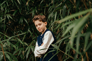 stoer portret van jongen in bamboe-communie-lentefeest-groeifeest-vormsel-portretfotografie-by Fotografils-Ilse Wagemakers-fotograaf in Essen